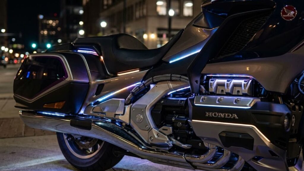 夜間に美しく電装カスタム（LEDイルミネーション）されたホンダ・ゴールドウイングのディテール