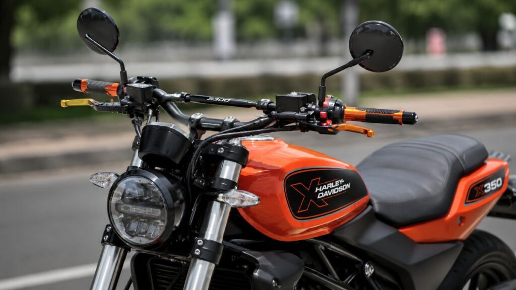 幅広のトラッカーバーに交換されて力強い印象に変わったハーレーX350のフロント周りとハンドル
