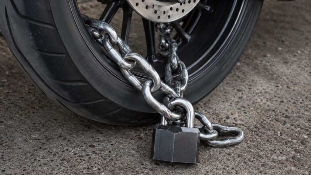 バイクのリアタイヤに巻き付けられた頑丈なチェーンロック