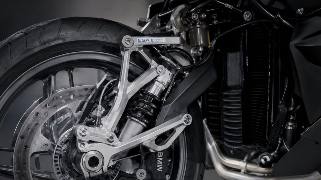 BMW K1300R特有のフロントサスペンション機構「デュオレバー」と電子制御サスペンションのクローズアップ