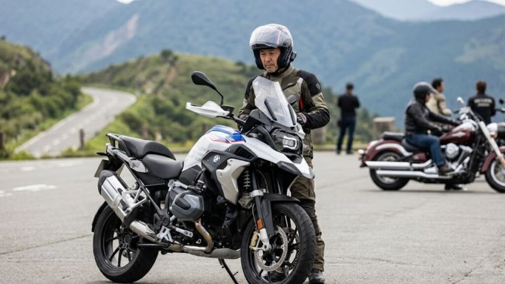 絶景スポットで停車し、愛車のBMWツアラーを見つめる日本人ライダー。