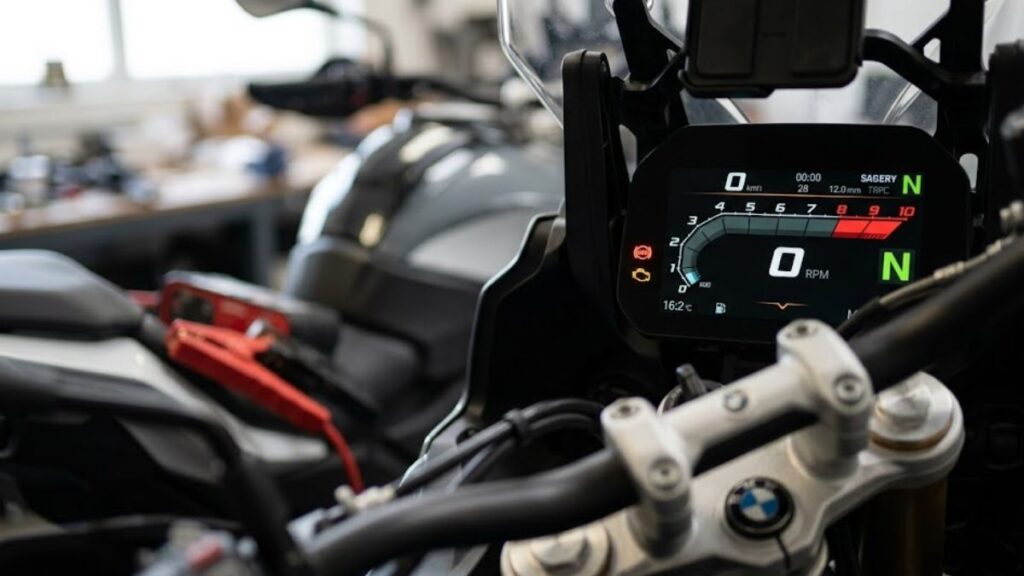 BMWバイクのメーターパネルに点灯したABSとエンジン警告灯の接写。