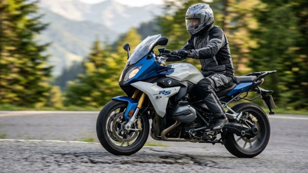 峠道を安定して走行する、Dynamic ESA(電子制御サスペンション)を搭載したBMW R1200RS