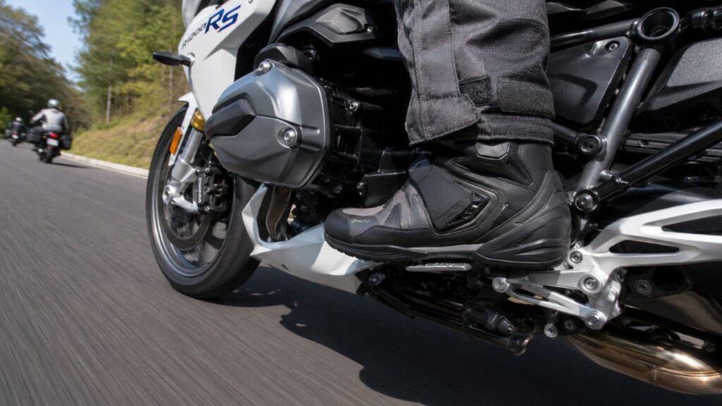 ギアシフトアシスタントProを使い、クラッチ操作なしでスムーズに変速するR1200RSのシフトレバー付近