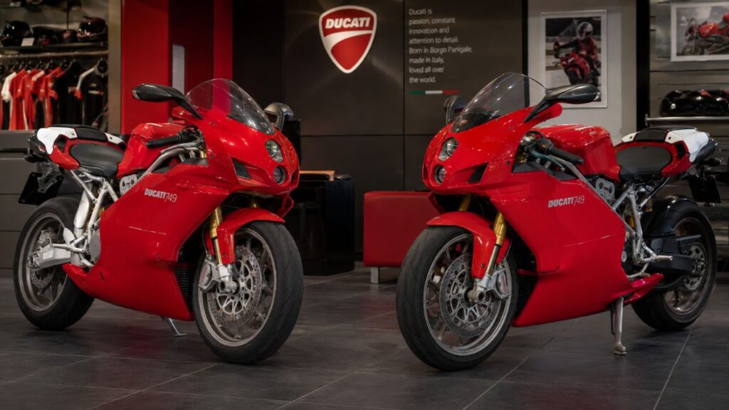 ドゥカティ749の前期型と後期型のカウルとスイングアームの違い