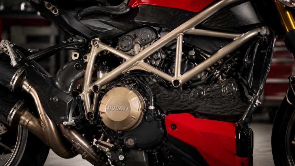 ドゥカティ ストリートファイターSに搭載された、1099cc水冷L型2気筒「テスタストレッタ・エボルツィオーネ」エンジンのクローズアップ。1098系スーパーバイク由来のこのエンジンは、鋭い加速とダイレクトな操作感を生み出します。