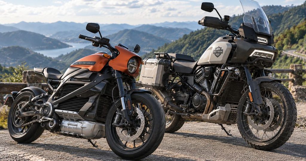 山間部の展望道路に並ぶハーレーの電動バイクLiveWireとアドベンチャーモデルのパンアメリカ1250